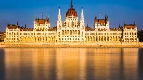 hungary-parliament-night