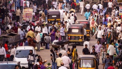 260418-India-large-crowds-people-mumbai