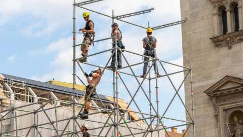 Hungary_construction_workers_290921.jpg