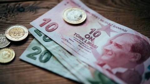 Turkey’s annual current account deficit dropped in March