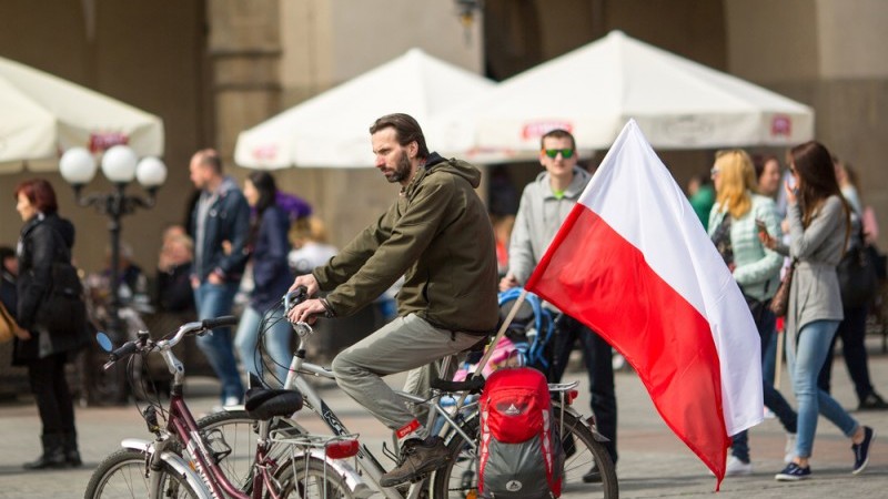 Polska notuje dwucyfrowy wzrost płac realnych |  zatrzaski