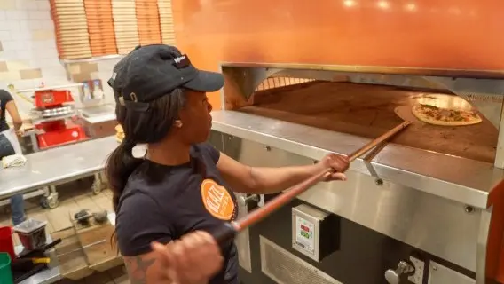 171004-image-us_worker_restaurant.jpg