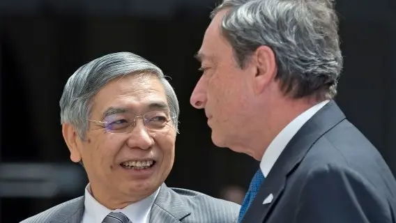 Haruhiko Kuroda, Governor of the Bank of Japan, left, talks to Mario Draghi, President of the ECB in 2015