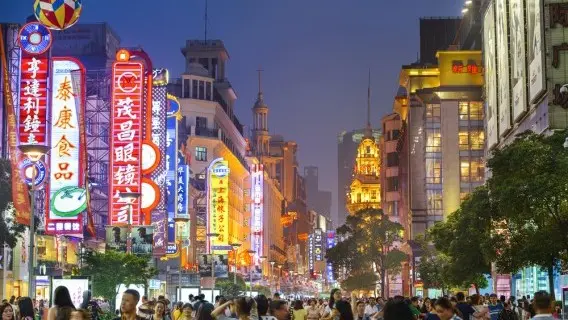 270318-china-shanghai-shopping-district