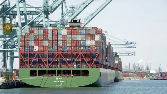 270318-china-trade-boat-in-usa