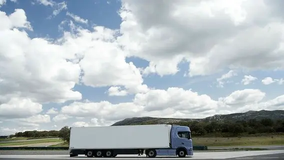 Truck_and_trailer_combination_running_on_the_motorway.jpg