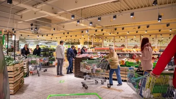 The food and non-alcoholic beverages section saw the most significant negative contribution to Czech annual inflation in June