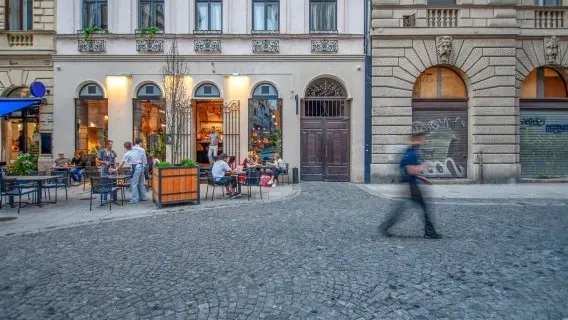 Economic uncertainty is pushing Hungarian households towards saving rather than spending