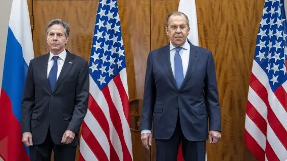 US Secretary of State Antony Blinken (L) and Russian Foreign Minister Sergei Lavrov (R) attend bilateral talks on soaring tensions over Ukraine in Geneva