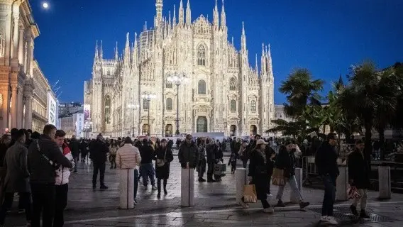 Shoppers by the Corso Vittorio Emanuele Cathedral in Milan