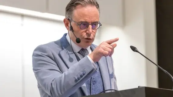 The Belgian Prime Minister, Bart de Wever, is involved in difficult budget negotiations