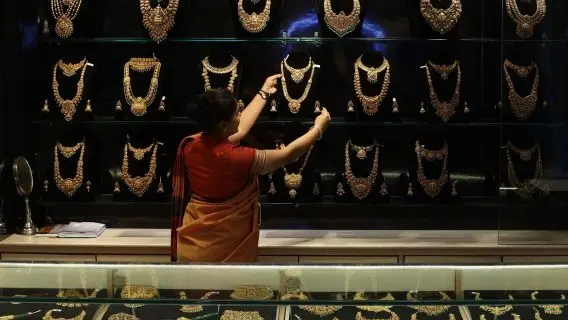 Gold prices continue to soar