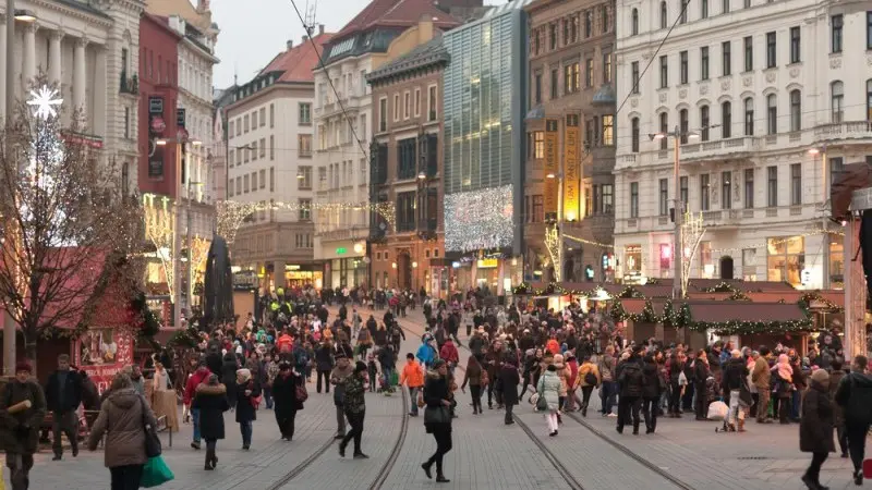 Czech inflation briefly hits 3% threshold 