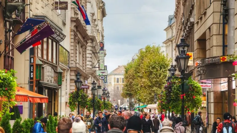 Hungary: Consumers keep shopping