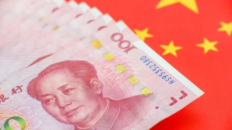 Cina, l’economia cresce nonostante i dazi: vicino l’obiettivo per il 2025  