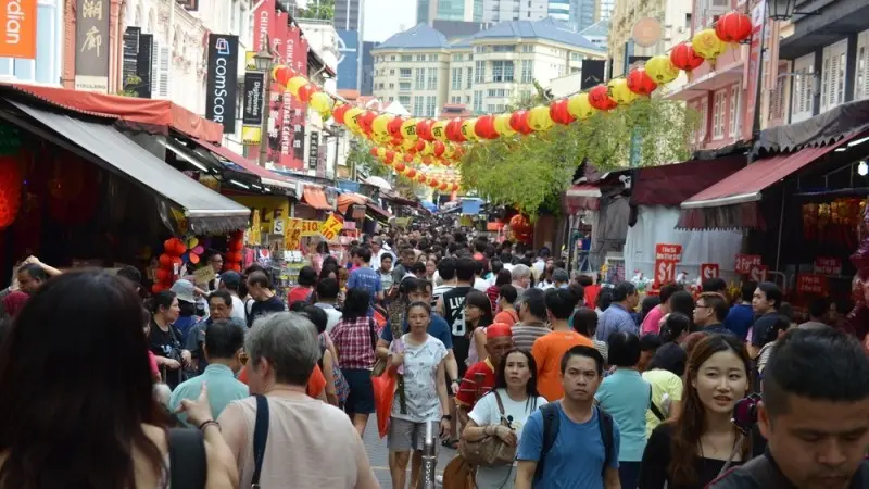 Singapore April retail sales falls 
