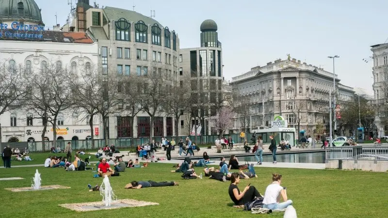 Hungarian budget deficit balloons