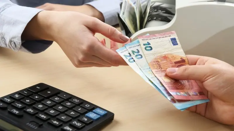 I consumatori europei non consumano, ma ora investono di più 