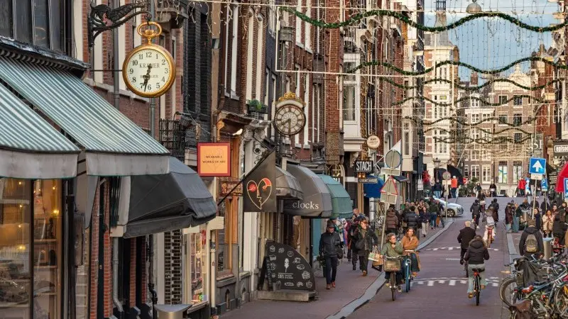 Dutch consumers keep spending despite plunging confidence, ING data shows 