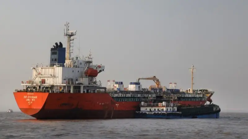 The Commodities Feed: Oil trades lower on de-escalation hopes