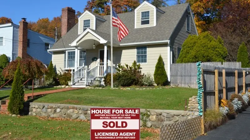 US: Home sales plunge as bad weather bites
