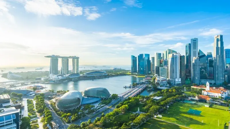 Singapore: Inflation slips below expectations but stays hot