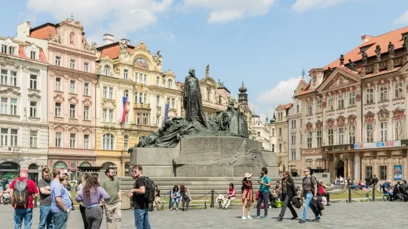 Lower energy prices amid global turmoil make Czech rate cuts more likely