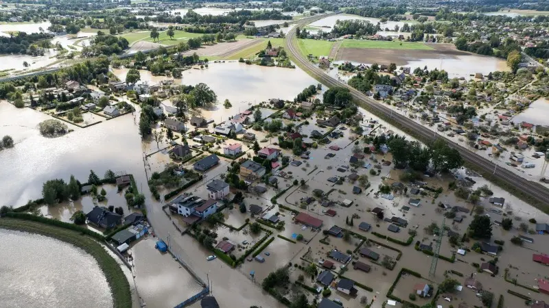 Monitoring Poland: Floods pose limited threat to economic recovery