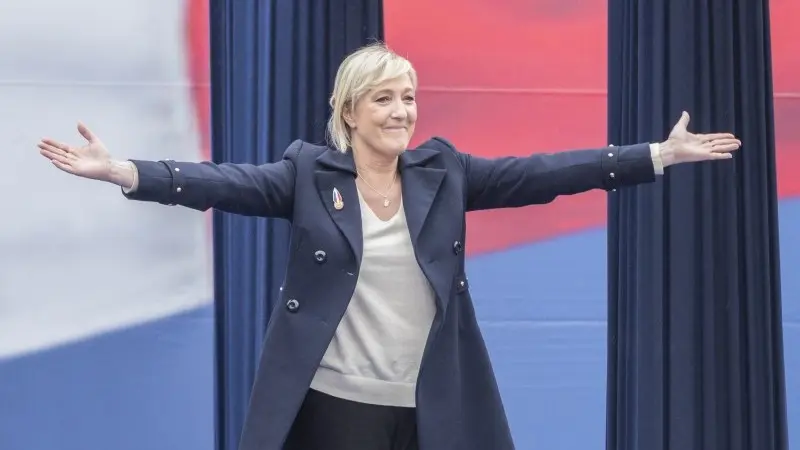 FX Daily: Double threat to the euro