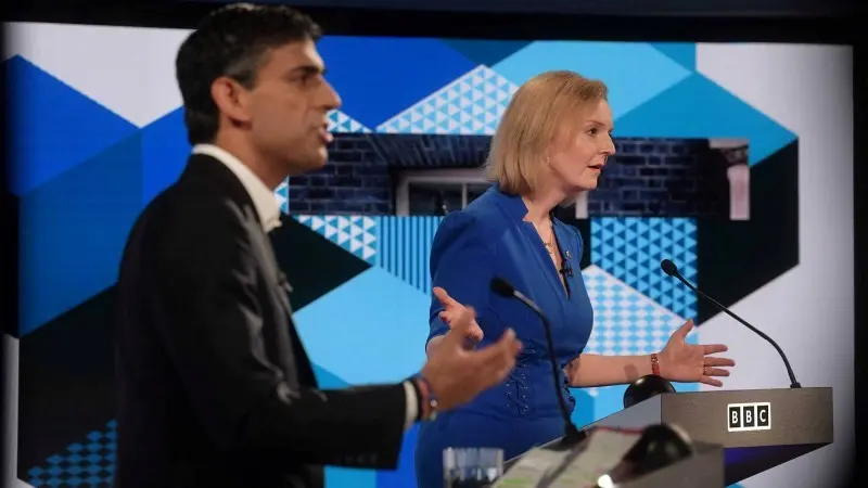 UK economy contracts as winter recession risks grow