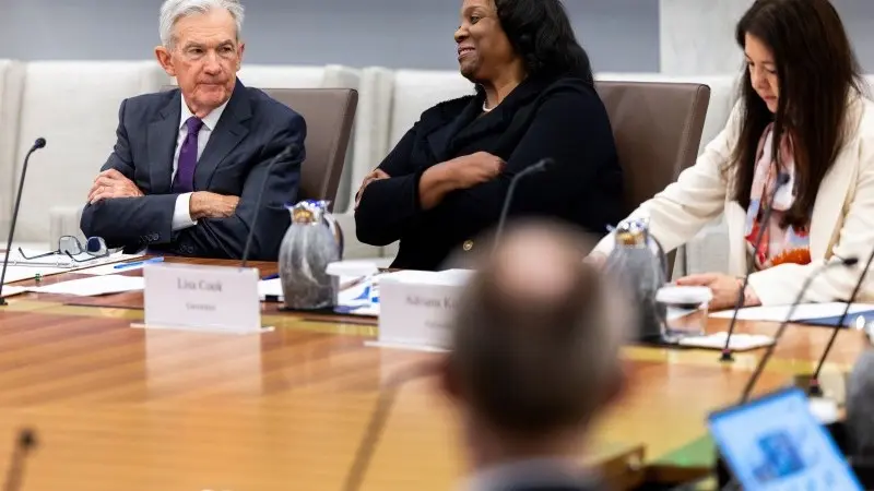 L'euro regge il colpo Francia e il dollaro quello della Fed	 
