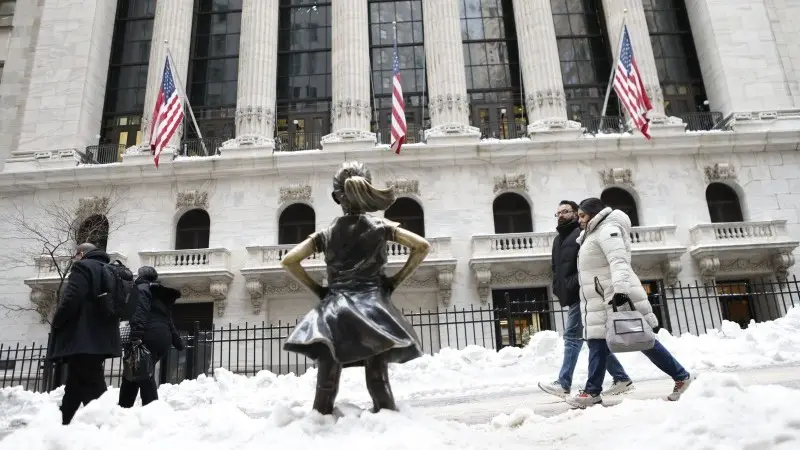 Geopolitical environment supports oil as weather sends gas soaring